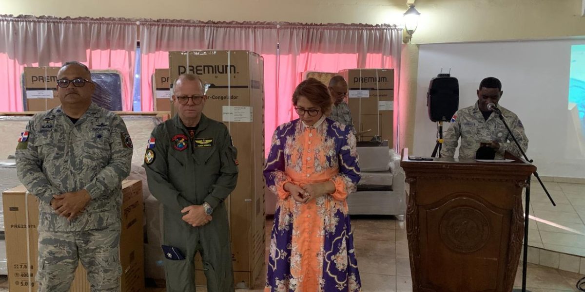 FARD entrega donaciones del IDAC en Base Aérea Puerto Plata