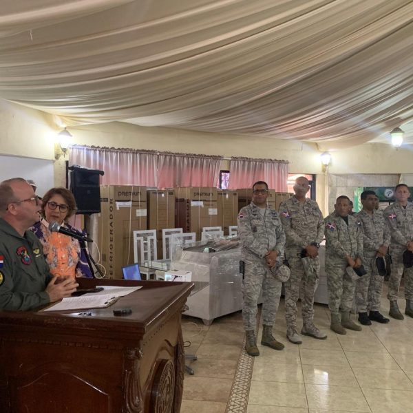 FARD entrega donaciones del IDAC en Base Aérea Puerto Plata