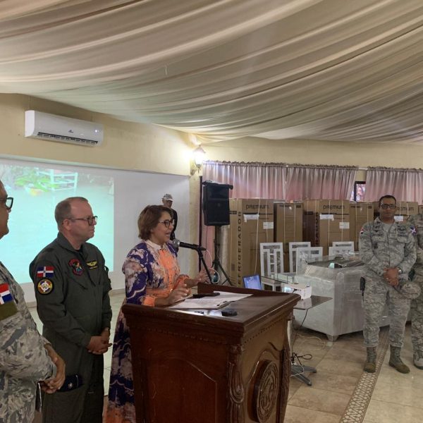 FARD entrega donaciones del IDAC en Base Aérea Puerto Plata