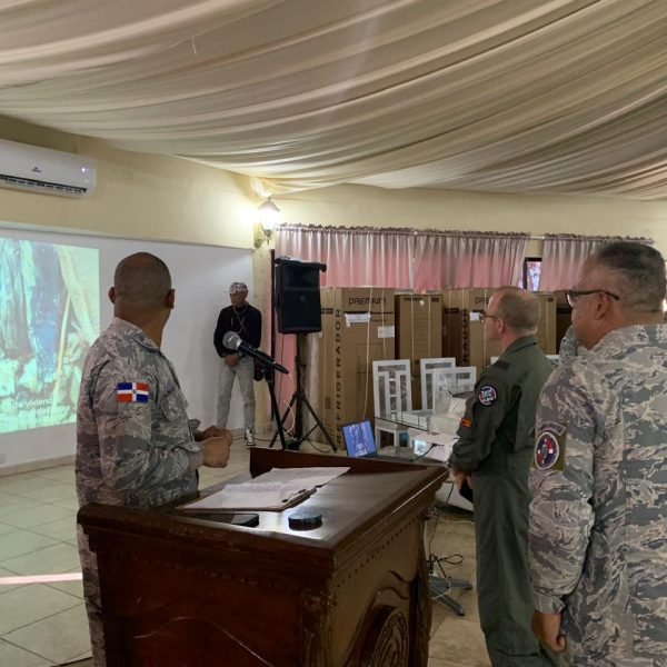 FARD entrega donaciones del IDAC en Base Aérea Puerto Plata