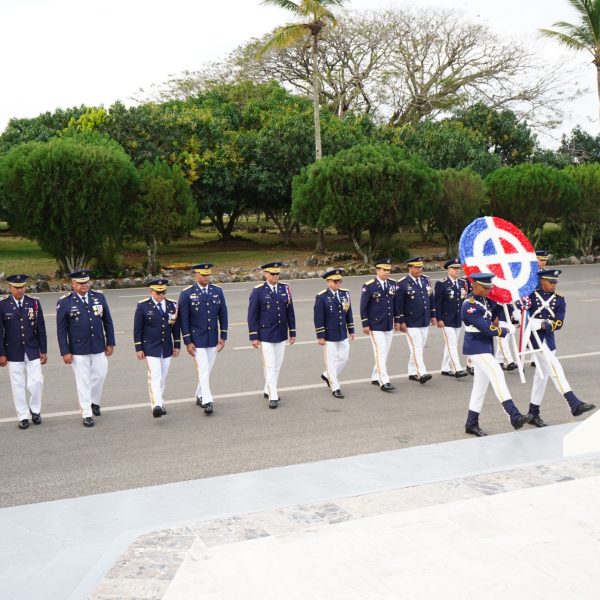 FARD realiza tradicional izada de Bandera y ofrenda floral por su 77 aniversario