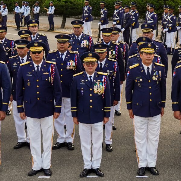 FARD realiza tradicional izada de Bandera y ofrenda floral por su 77 aniversario