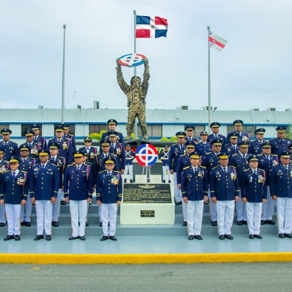 FARD realiza tradicional izada de Bandera y ofrenda floral por su 77 aniversario