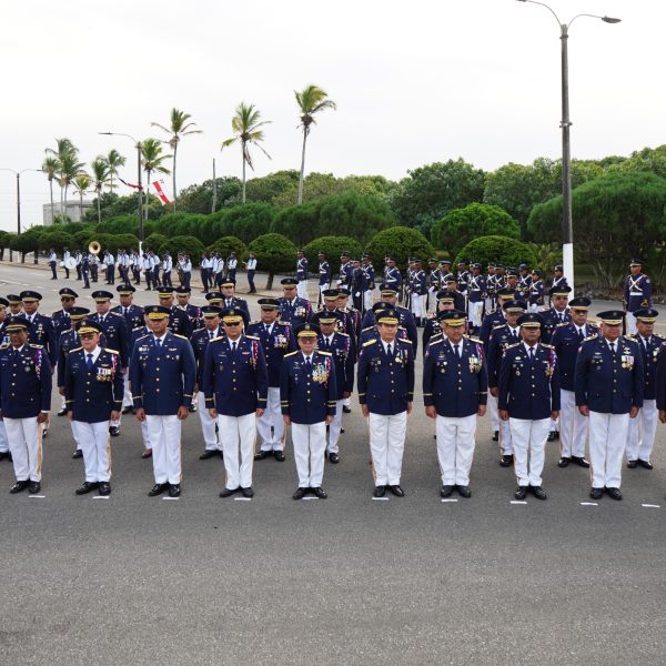 FARD realiza tradicional izada de Bandera y ofrenda floral por su 77 aniversario