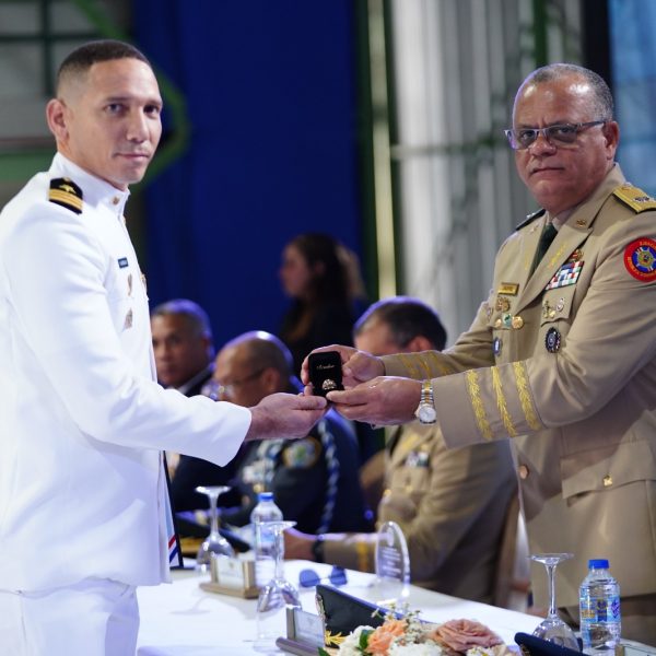 FARD celebra acto de condecoraciones en su 77 Aniversario