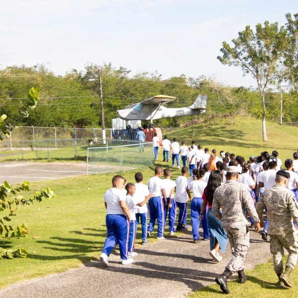Fuerza Aérea de República Dominicana recibe estudiantes del Centro Educativo Manantial del Saber en el Museo Aeronáutico FARD