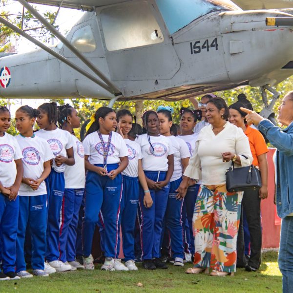 Fuerza Aérea de República Dominicana recibe estudiantes del Centro Educativo Manantial del Saber en el Museo Aeronáutico FARD