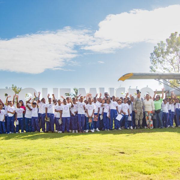 Fuerza Aérea de República Dominicana recibe estudiantes del Centro Educativo Manantial del Saber en el Museo Aeronáutico FARD