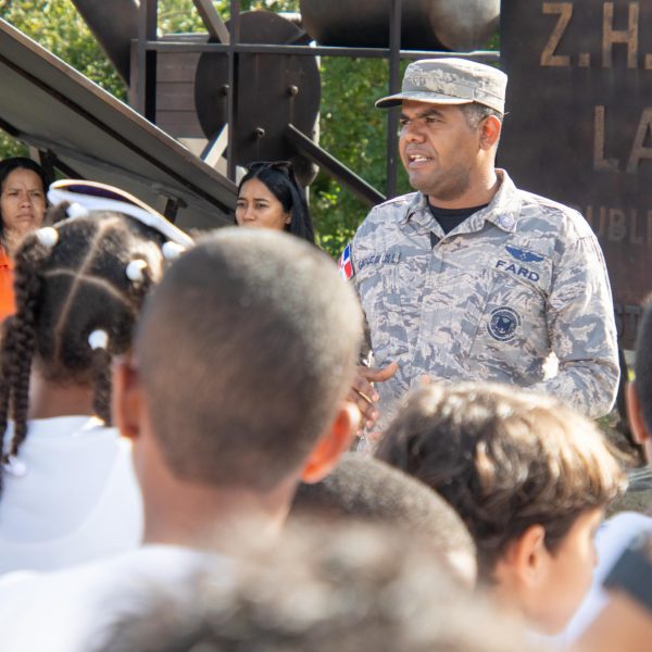 Fuerza Aérea de República Dominicana recibe estudiantes del Centro Educativo Manantial del Saber en el Museo Aeronáutico FARD