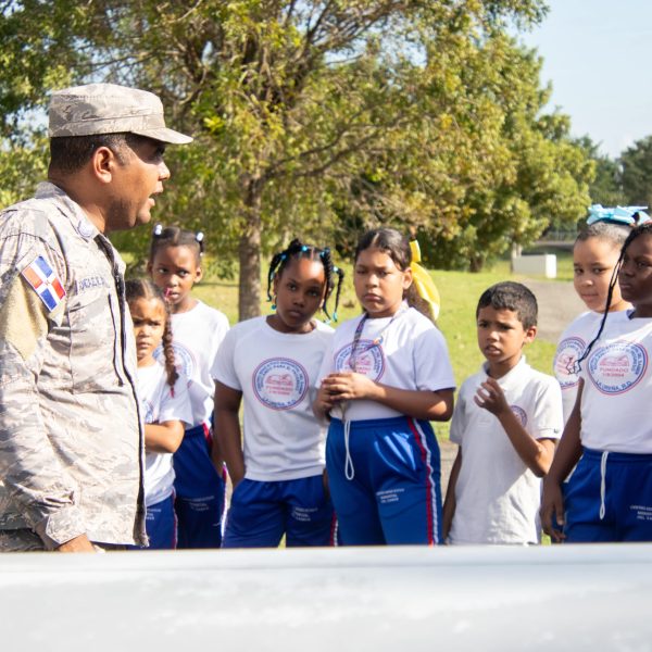 Fuerza Aérea de República Dominicana recibe estudiantes del Centro Educativo Manantial del Saber en el Museo Aeronáutico FARD