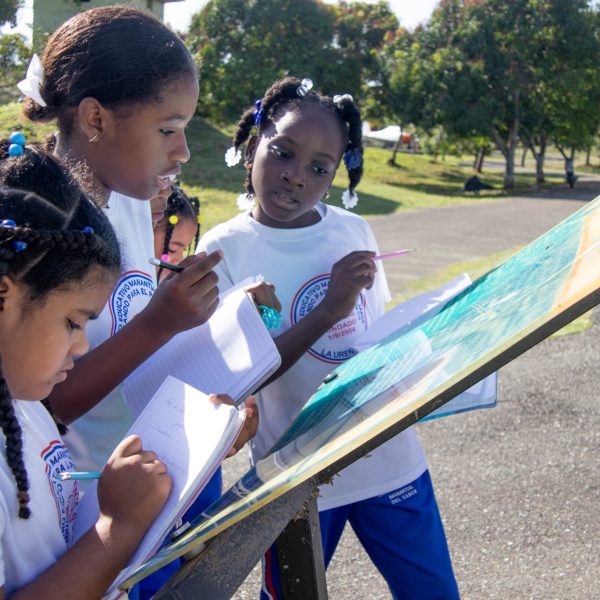 Fuerza Aérea de República Dominicana recibe estudiantes del Centro Educativo Manantial del Saber en el Museo Aeronáutico FARD