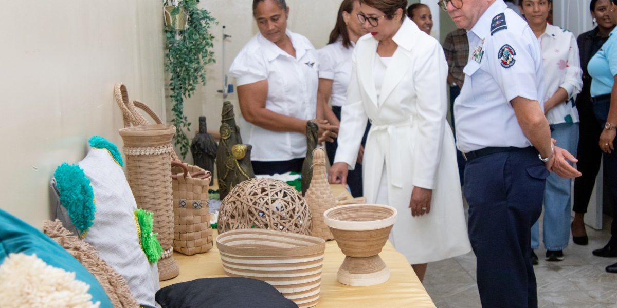 Comandante General de la FARD y su esposa realizan recorrido en la Escuela Laboral de la FARD