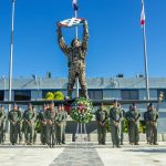 Escuadrón de Transporte Aéreo de la FARD deposita oftenda floral por motivo de su 67 aniversario