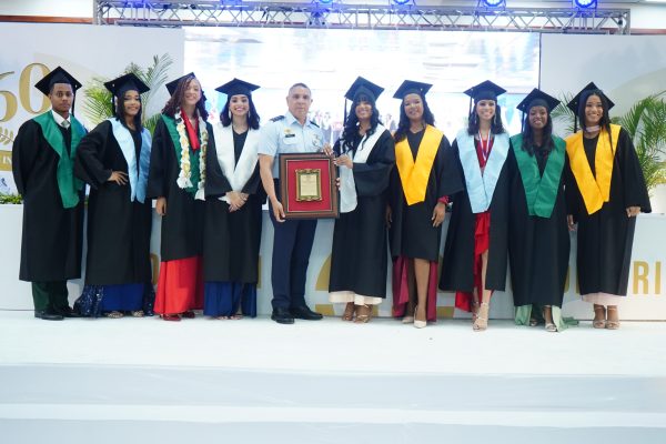 El Colegio Nuestra Señora del Perpetuo Socorro, FARD, y el Centro de Educación para Adultos Capitán Piloto Aníbal Vallejo Sosa celebran su 60.ª graduación ordinaria