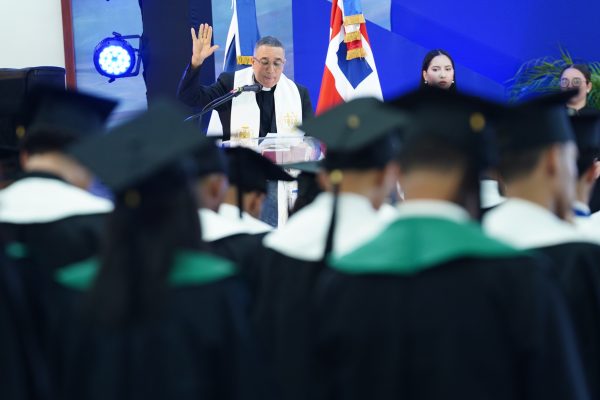 El Colegio Nuestra Señora del Perpetuo Socorro, FARD, y el Centro de Educación para Adultos Capitán Piloto Aníbal Vallejo Sosa celebran su 60.ª graduación ordinaria