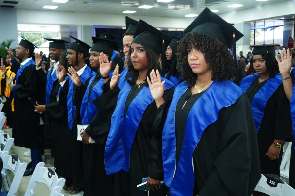 El Colegio Nuestra Señora del Perpetuo Socorro, FARD, y el Centro de Educación para Adultos Capitán Piloto Aníbal Vallejo Sosa celebran su 60.ª graduación ordinaria