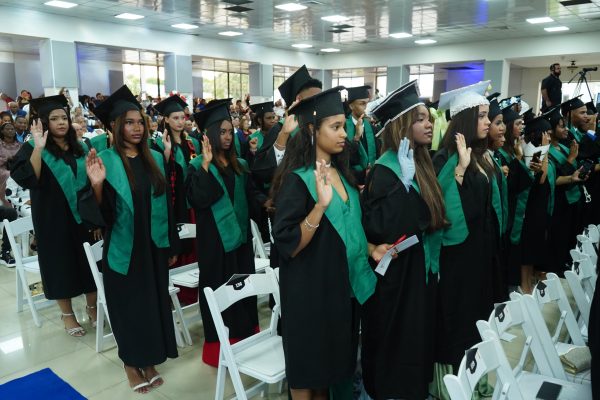 El Colegio Nuestra Señora del Perpetuo Socorro, FARD, y el Centro de Educación para Adultos Capitán Piloto Aníbal Vallejo Sosa celebran su 60.ª graduación ordinaria