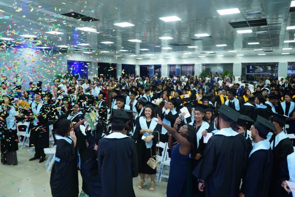 El Colegio Nuestra Señora del Perpetuo Socorro, FARD, y el Centro de Educación para Adultos Capitán Piloto Aníbal Vallejo Sosa celebran su 60.ª graduación ordinaria