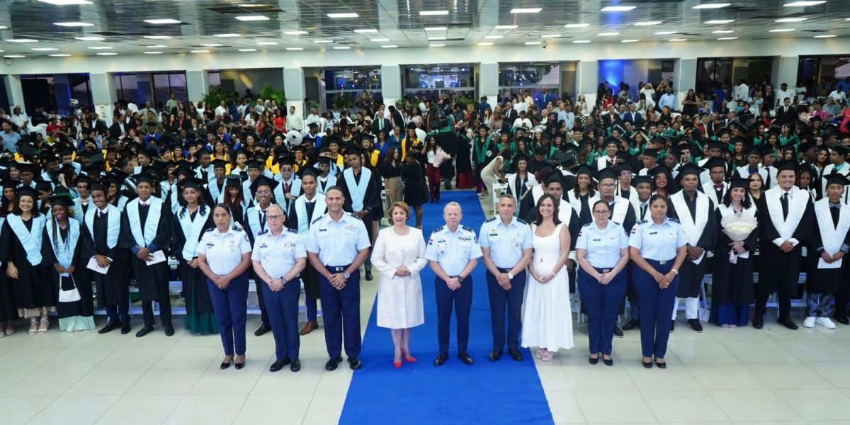 El Colegio Nuestra Señora del Perpetuo Socorro, FARD, y el Centro de Educación para Adultos Capitán Piloto Aníbal Vallejo Sosa celebran su 60.ª graduación ordinaria