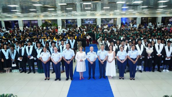 El Colegio Nuestra Señora del Perpetuo Socorro, FARD, y el Centro de Educación para Adultos Capitán Piloto Aníbal Vallejo Sosa celebran su 60.ª graduación ordinaria