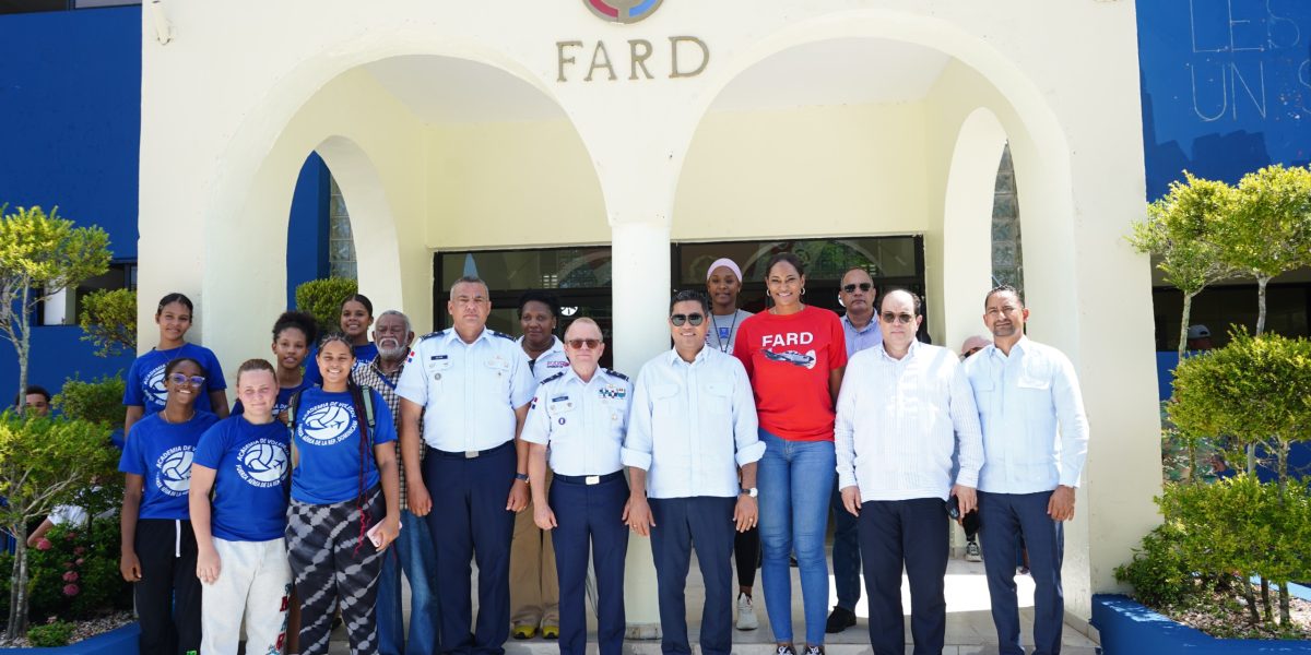 Ministro de Deportes visita la Fuerza Aérea de República Dominicana para fortalecer la cooperación interinstitucional