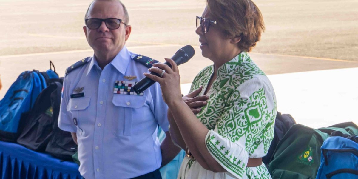 AEOFARD entrega kits escolares a colaboradores de la Fuerza Aérea de República Dominicana