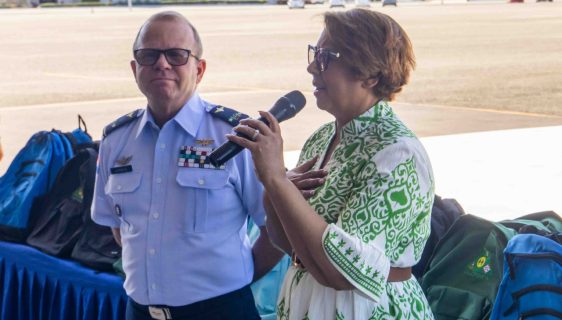 AEOFARD entrega kits escolares a colaboradores de la Fuerza Aérea de República Dominicana
