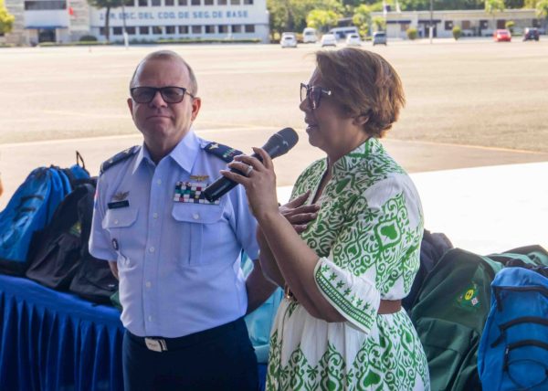 AEOFARD entrega kits escolares a colaboradores de la Fuerza Aérea de República Dominicana