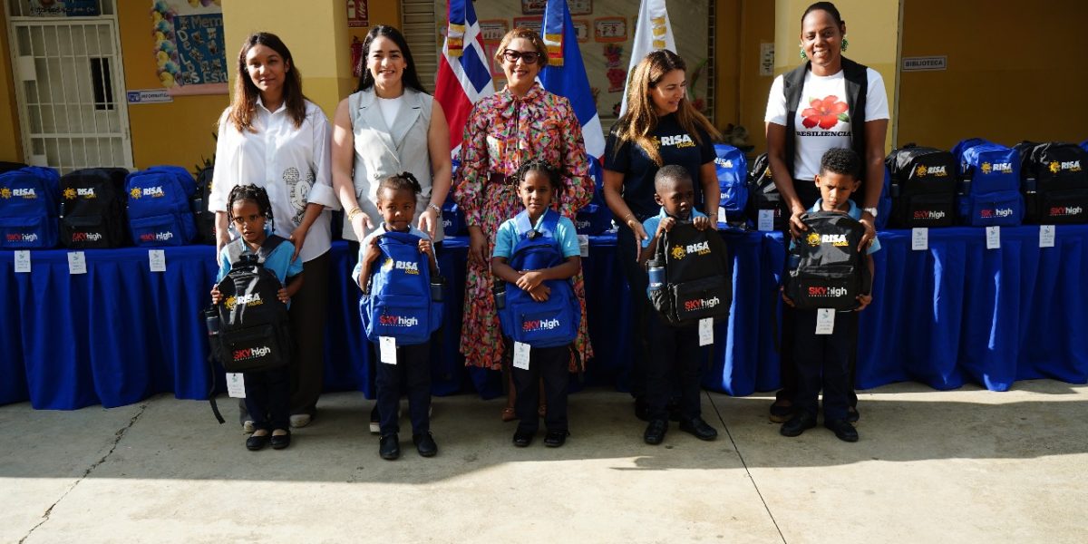 Niños de la Escuela Básica San Isidro Labrador reciben útiles escolares gracias a AEOFARD