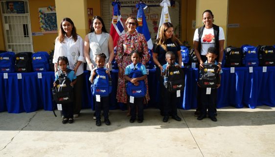 Niños de la Escuela Básica San Isidro Labrador reciben útiles escolares gracias a AEOFARD