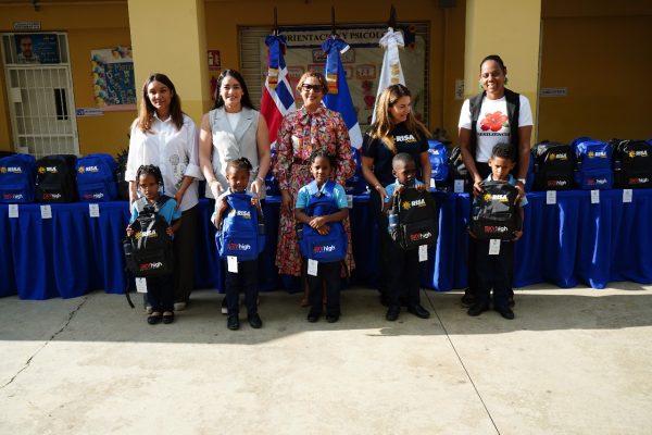Niños de la Escuela Básica San Isidro Labrador reciben útiles escolares gracias a AEOFARD