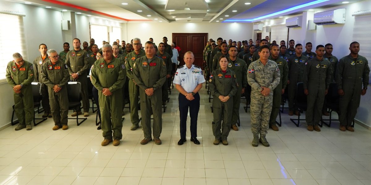 Comandante General de la FARD encabeza ceremonia de imposición de insignias “Media Ala” a estudiantes de aviación militar