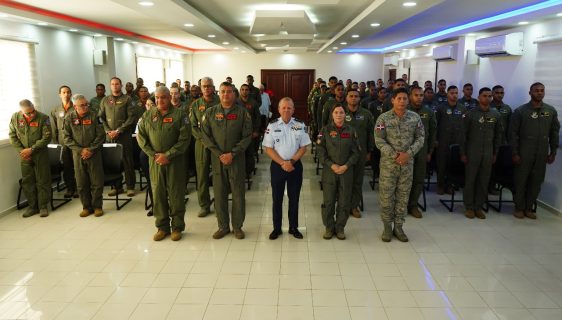Comandante General de la FARD encabeza ceremonia de imposición de insignias “Media Ala” a estudiantes de aviación militar