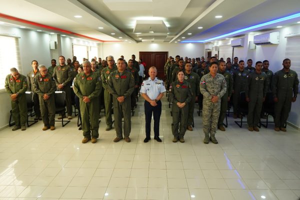 Comandante General de la FARD encabeza ceremonia de imposición de insignias “Media Ala” a estudiantes de aviación militar