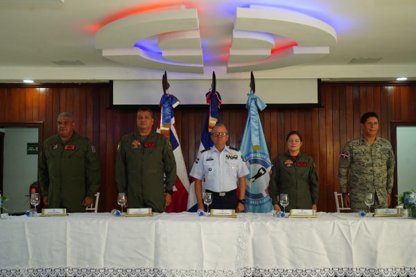 Comandante General de la FARD encabeza ceremonia de imposición de insignias “Media Ala” a estudiantes de aviación militar
