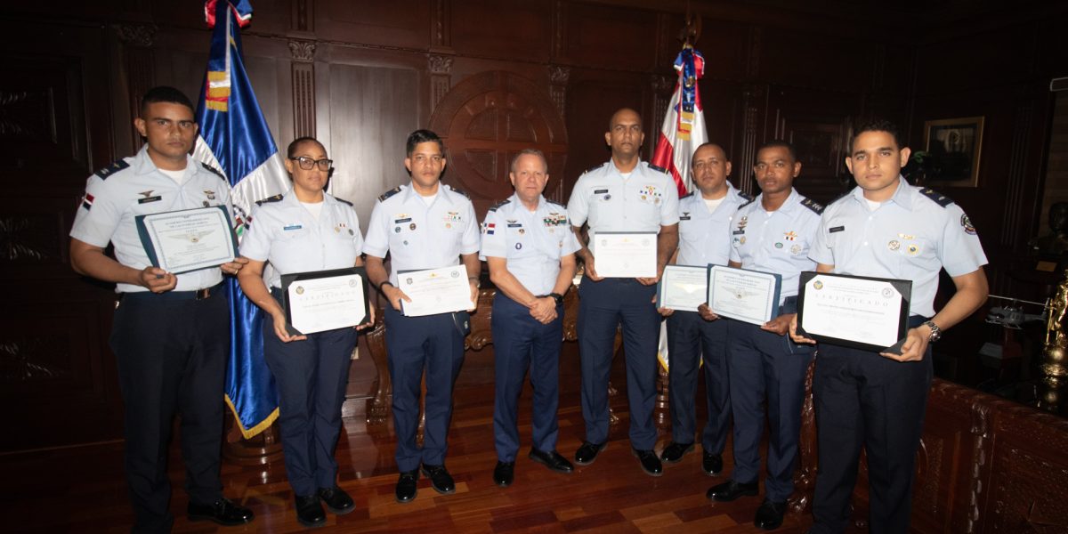 Comandante General de la Fuerza Aérea Dominicana recibe a oficiales por completar con éxito capacitaciones internacionales