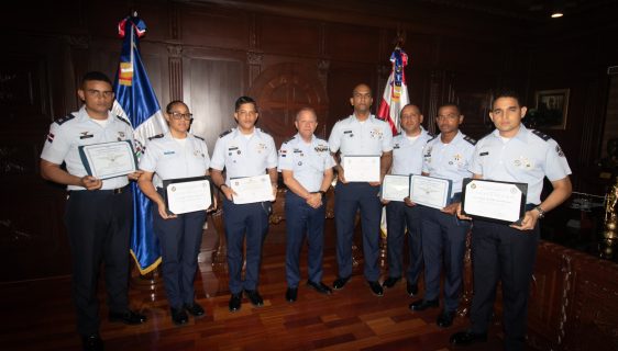 Comandante General de la Fuerza Aérea Dominicana recibe a oficiales por completar con éxito capacitaciones internacionales