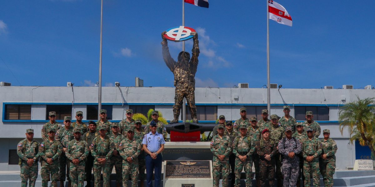 Estudiantes de la EGDC realizan visita académica a la Base Aérea San Isidro