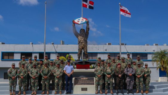 Estudiantes de la EGDC realizan visita académica a la Base Aérea San Isidro