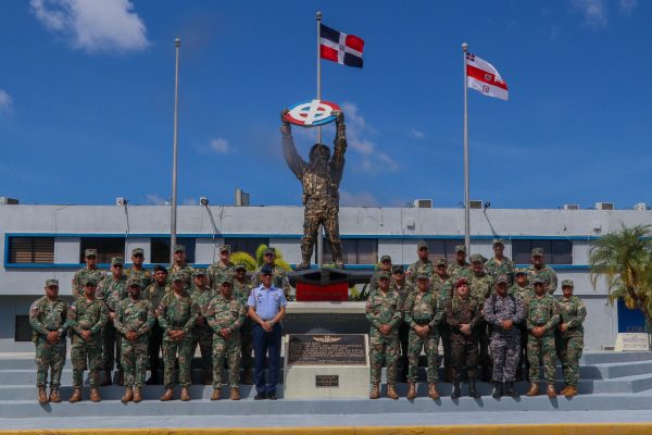 Estudiantes de la EGDC realizan visita académica a la Base Aérea San Isidro