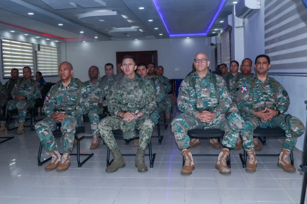Estudiantes de la EGDC realizan visita académica a la Base Aérea San Isidro