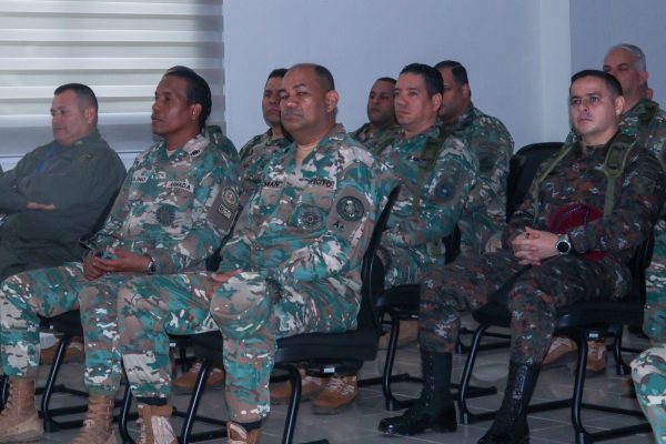 Estudiantes de la EGDC realizan visita académica a la Base Aérea San Isidro