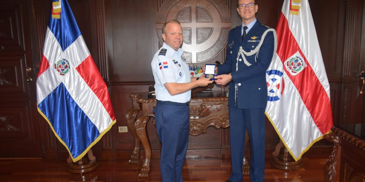 Comandante General de la Fuerza Aérea Dominicana recibe la visita del Agregado Aéreo de Brasil