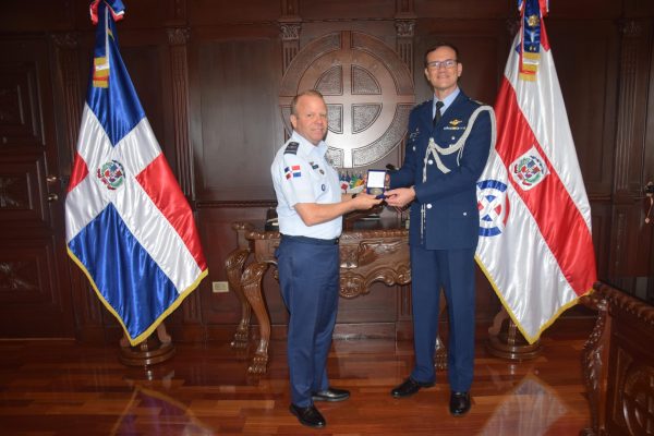Comandante General de la Fuerza Aérea Dominicana recibe la visita del Agregado Aéreo de Brasil