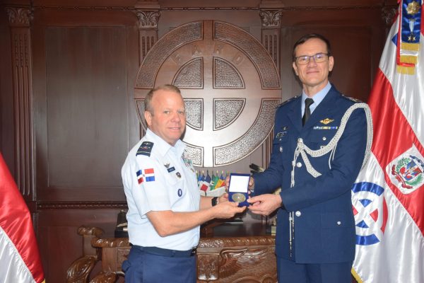 Comandante General de la Fuerza Aérea Dominicana recibe la visita del Agregado Aéreo de Brasil