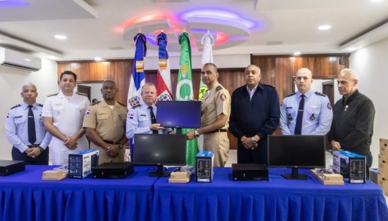 COOPINFA Dona Computadoras a la Fuerza Aérea de República Dominicana para Modernizar sus Procesos Administrativos