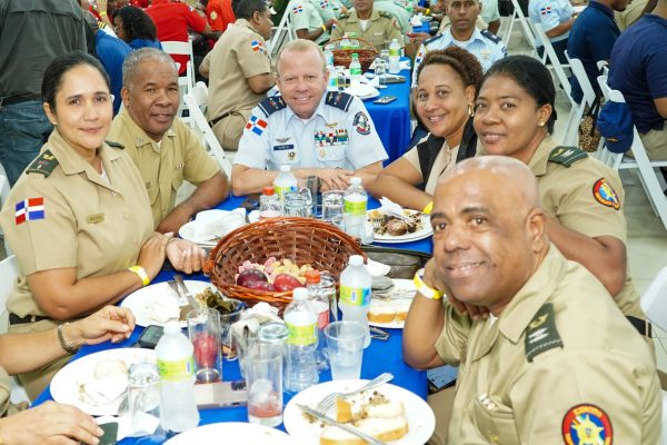 Presidente Luis Abinader Encabeza Almuerzo Navideño con las Fuerzas Armadas y Anuncia Beneficio de Transporte para los Miembros de la Institución