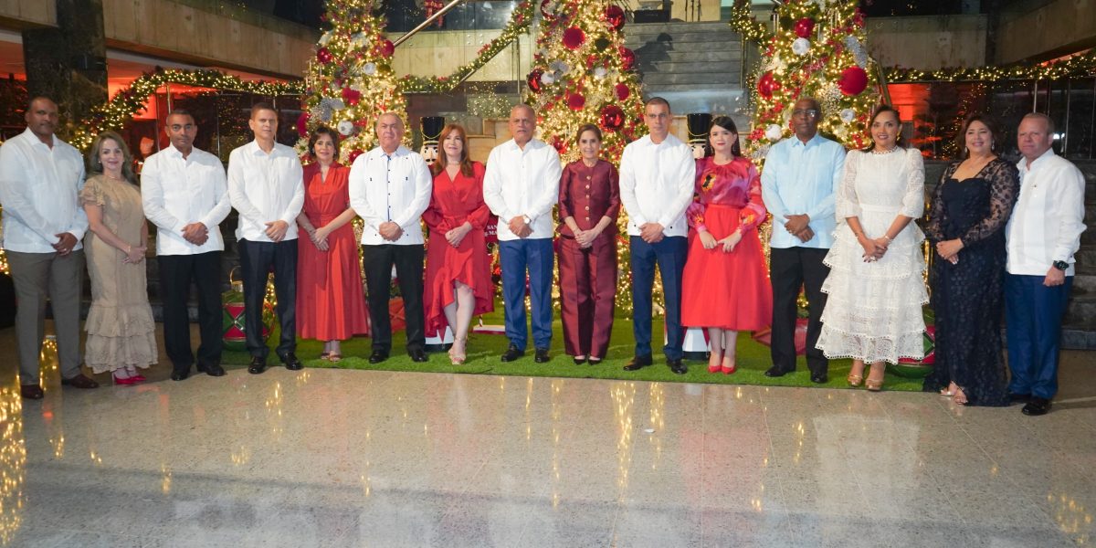 Ministerio de Defensa y ADEOFA Celebran el Tradicional Encendido del Árbol de Navidad en el Recinto Militar "General de División Matías Ramón Mella"
