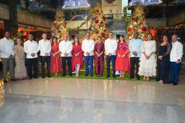 Ministerio de Defensa y ADEOFA Celebran el Tradicional Encendido del Árbol de Navidad en el Recinto Militar "General de División Matías Ramón Mella"