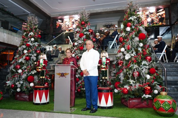 Ministerio de Defensa y ADEOFA Celebran el Tradicional Encendido del Árbol de Navidad en el Recinto Militar "General de División Matías Ramón Mella"